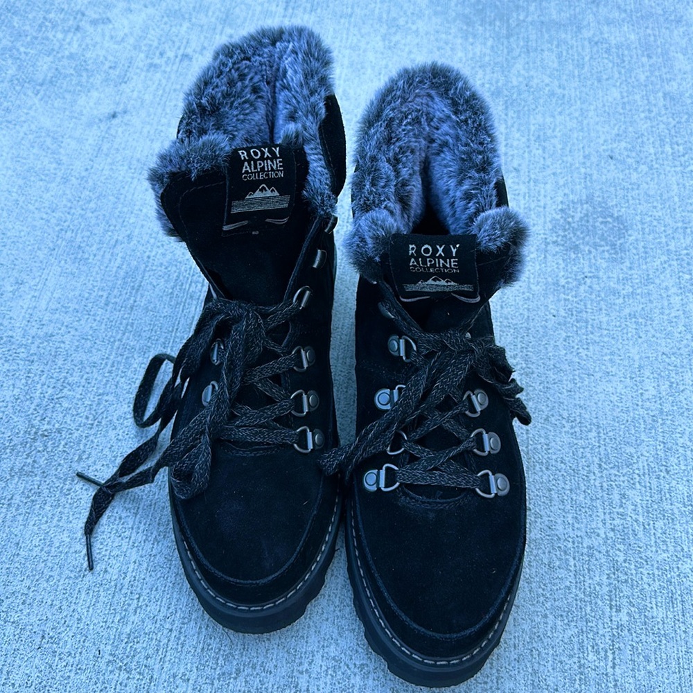 Roxy women’s  waterproof lace up boot size 9.5 US.Faux fur lining